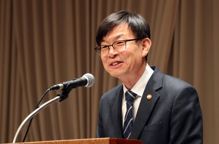 김상조 공정거래위원장이 지난 6일 서울 중소기업중앙회에서 열린 '대·중소기업 간 상생방안 발표회'에서 발언을 하고 있다. 연합뉴스